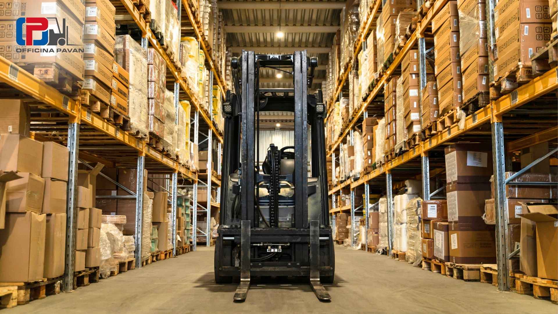 Muletto usato e fermo tra gli scaffali di un magazzino