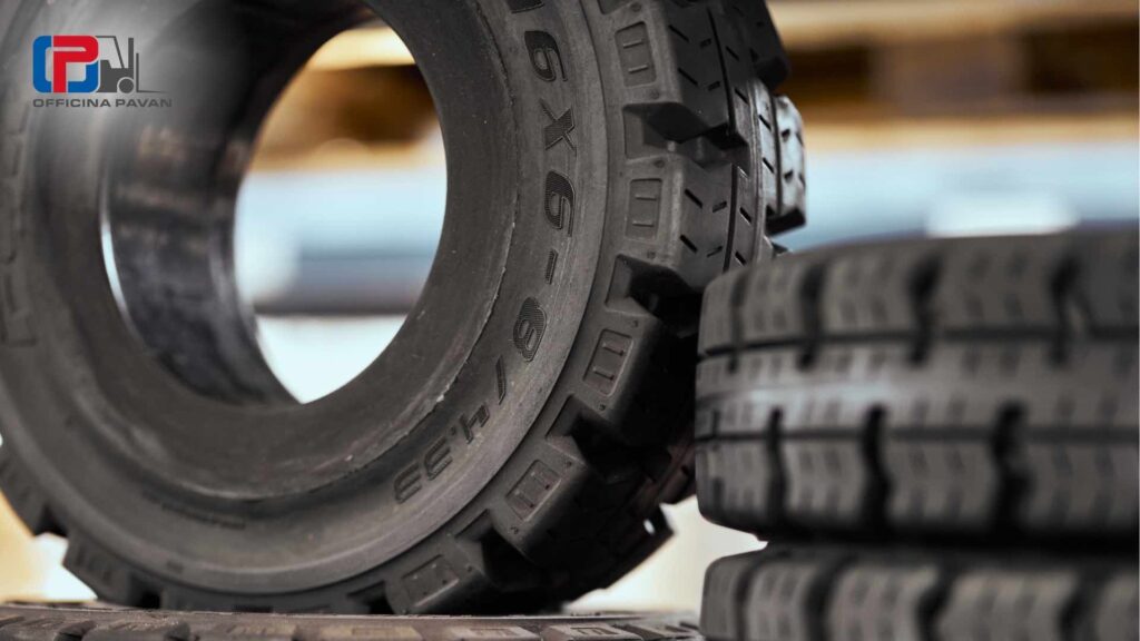 Gomme nuove impilate di un carrello elevatore