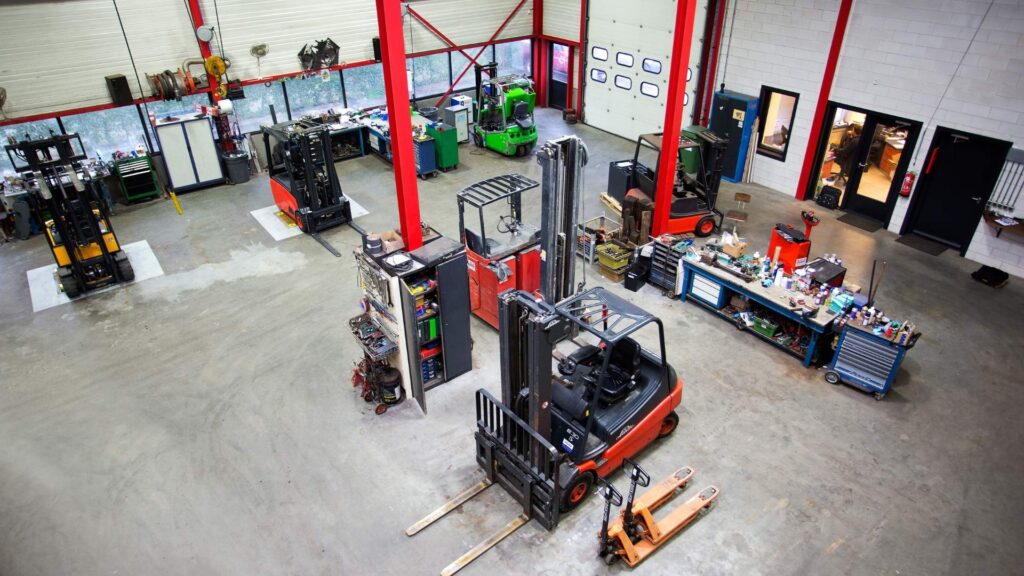 Officina specializzata nella manutenzione e ricarica di batterie industriali per muletti e macchine da magazzino.