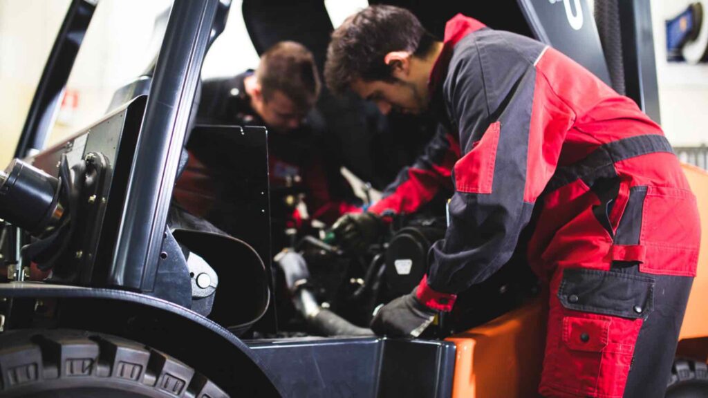 Tecnici lavorano sulle batterie del carrello elevatore