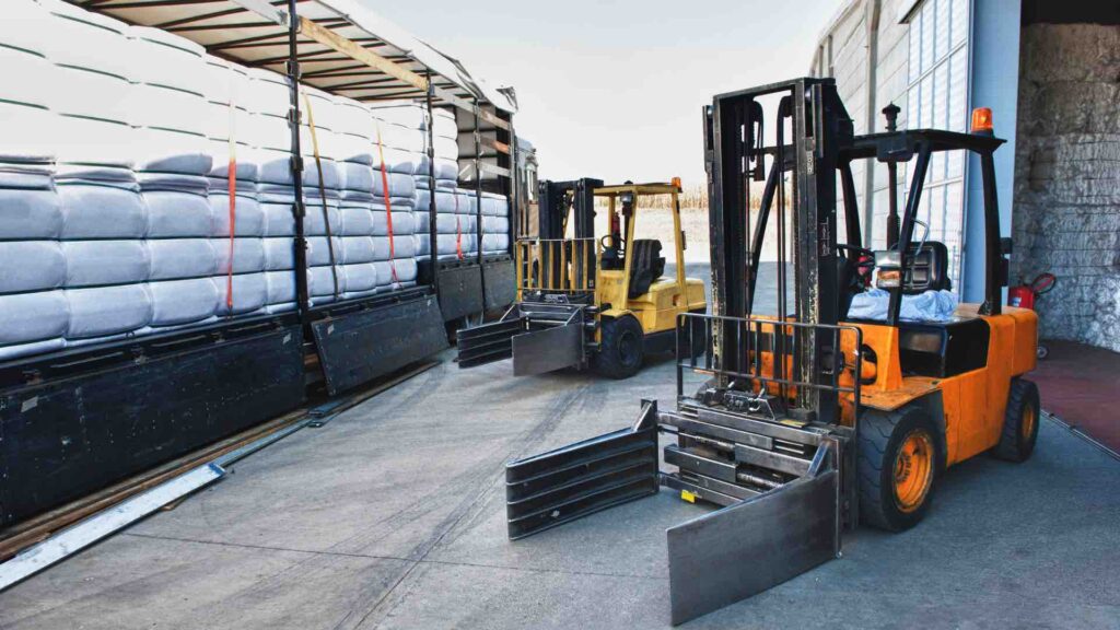 Due carrelli elevatori con forche aperte