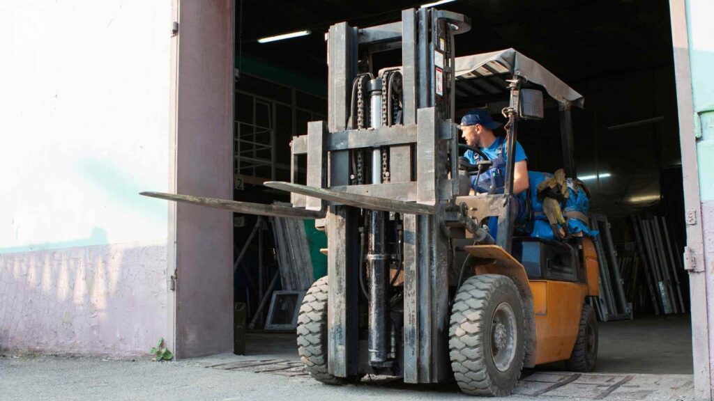 Carrello elevatore esce da magazzino per andare su strada