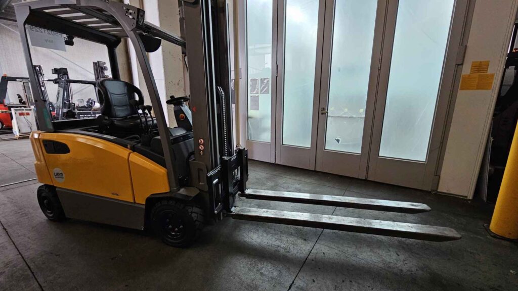Un carrello elevatore con prolunghe applicate alle foche