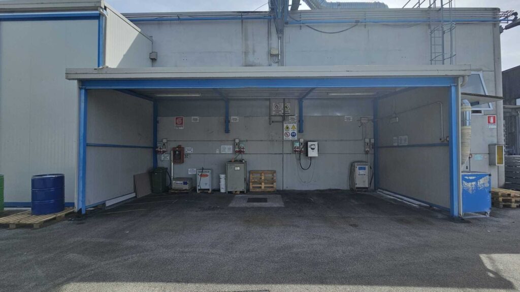 Stazione di ricarica per carrelli elevatori elettrici