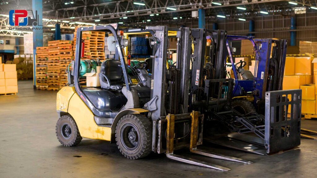 Magazzino industriale con carrello elevatore usato