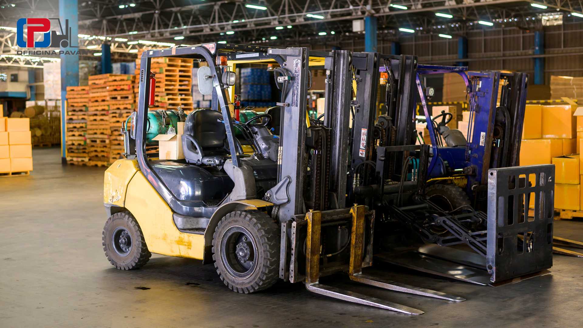 Magazzino industriale con carrello elevatore usato