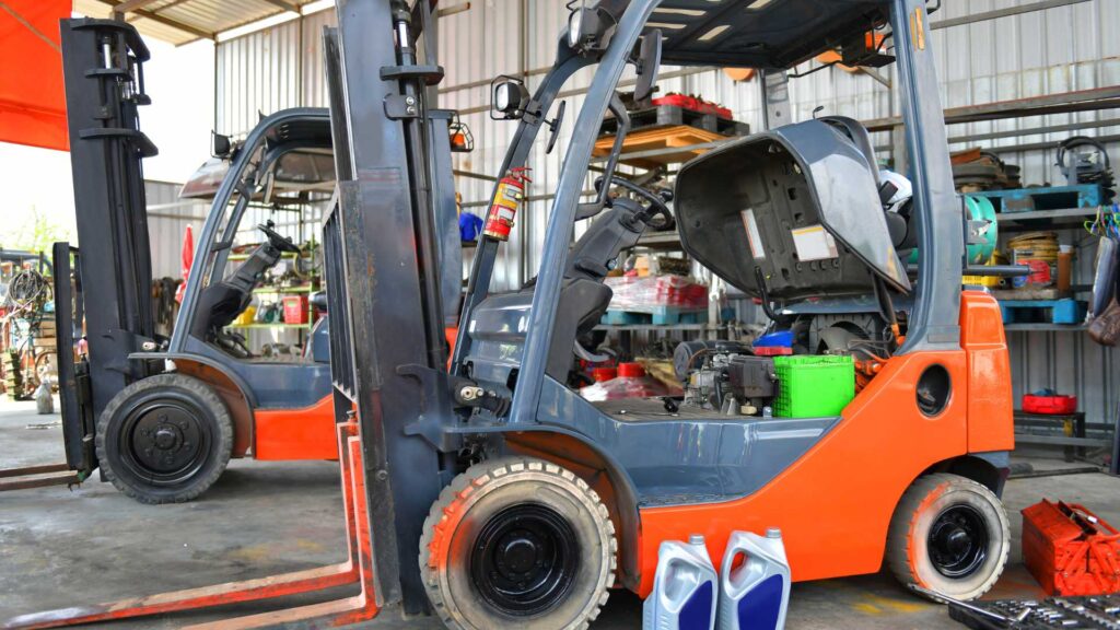 Carrello elevatore in fase di manutenzione all'interno di un'officina