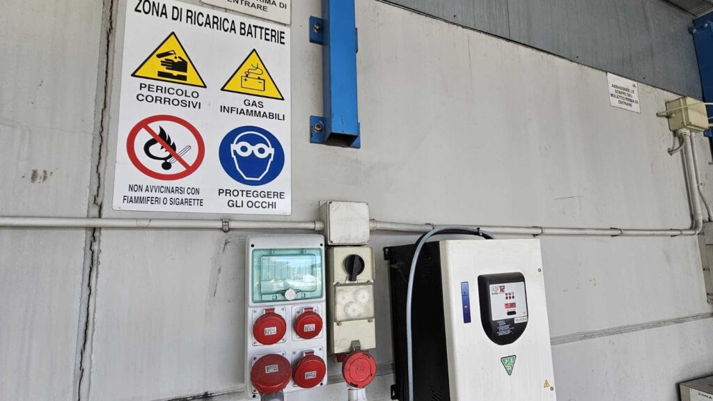 Dettaglio di una postazione di ricarica per batterie industriali all’interno di un’area dedicata