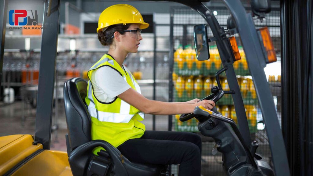 Donna con elmetto di sicurezza che guida un carrello elevatore