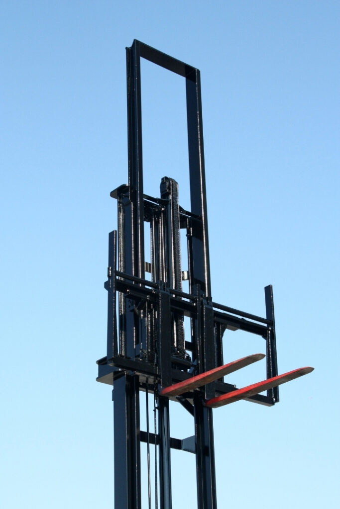 Dettaglio del montante di un carrello elevatore con forche alzate