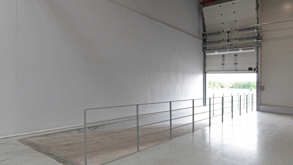Pavimento uniforme di magazzino che facilita lo spostamento di merci e carrelli elevatori