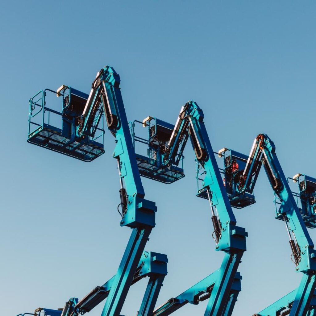 Piattaforme aeree con braccio articolato sollevate in altezza – soluzioni versatili per lavori in quota e manutenzione industriale.