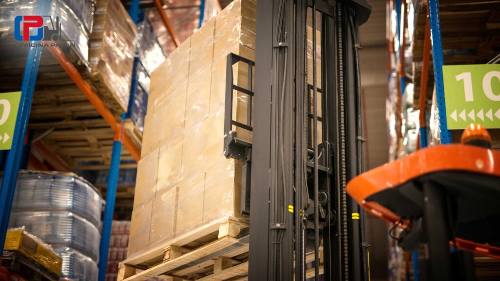 Un carrello elevatore in magazzino che solleva carichi molto pesanti