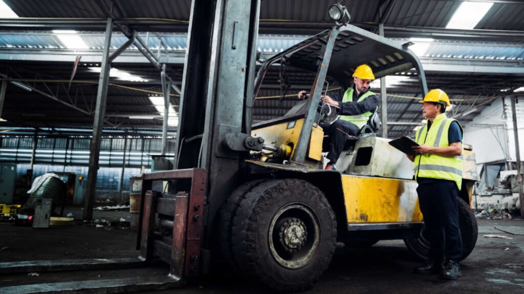 Un carrello elevatore Heavy Duty in cantiere con due lavoratori