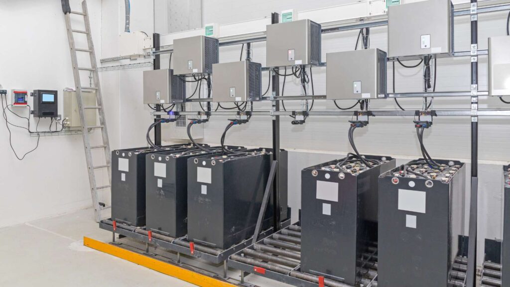Batterie per carrelli elevatori in manutenzione in un ambiente industriale controllato – efficienza energetica durante la stagione fredda.